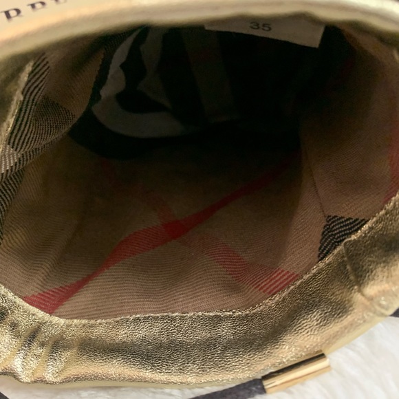 BURBERRY Gold Quilted Cushioned Flat/Slipper with Matching Pouch - Picture 9 of 10